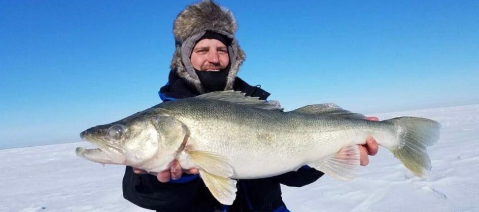 Brotherly ice fishing competition